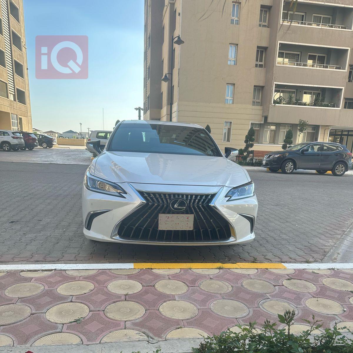 Lexus ES